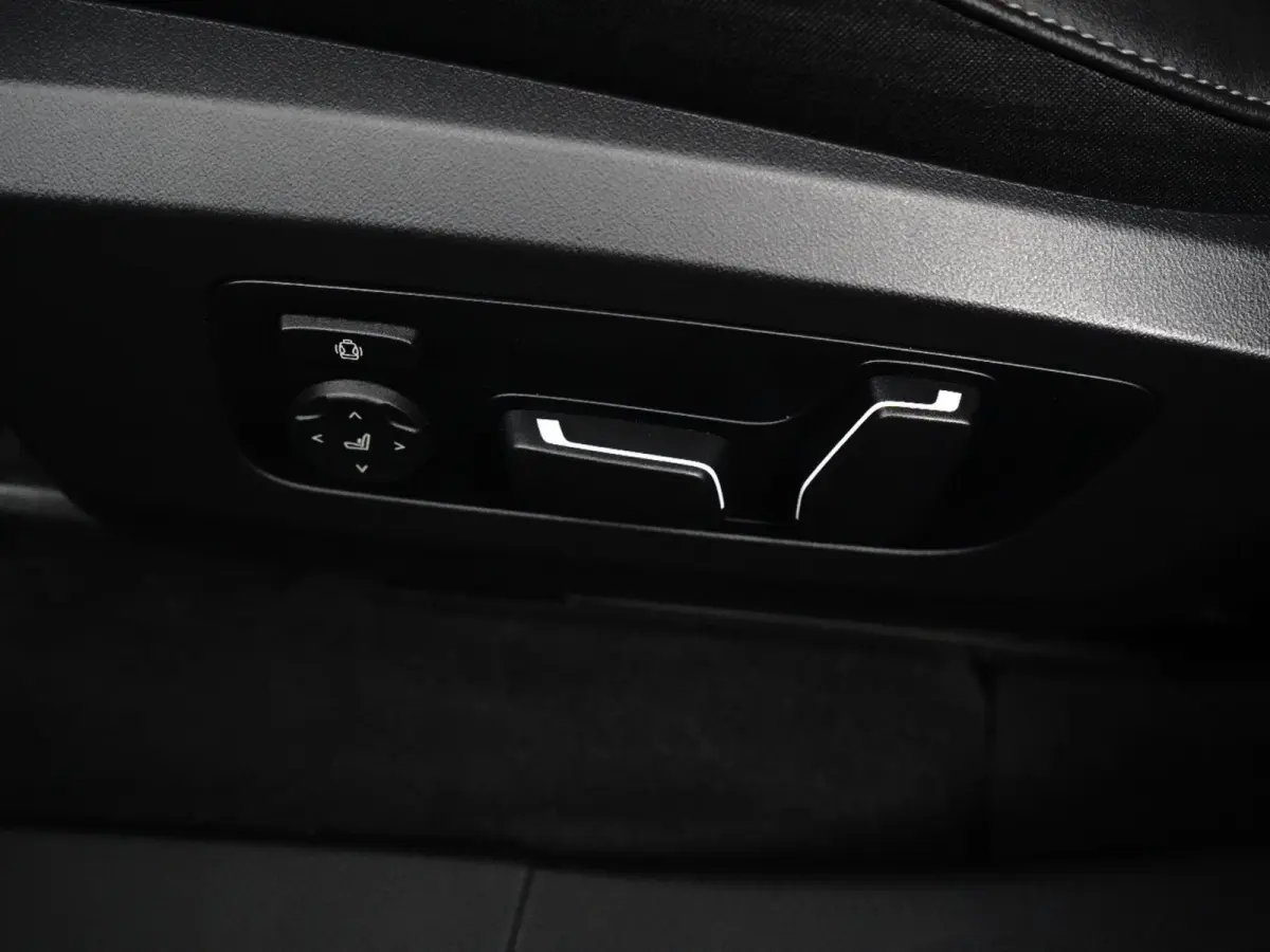 30e xDrive M-Sport | Harman & Kardon | Head-up | 360 Camera | Panoramadak | Stoelverwarming | Iconic Glow | Memory | Adaptief Led |