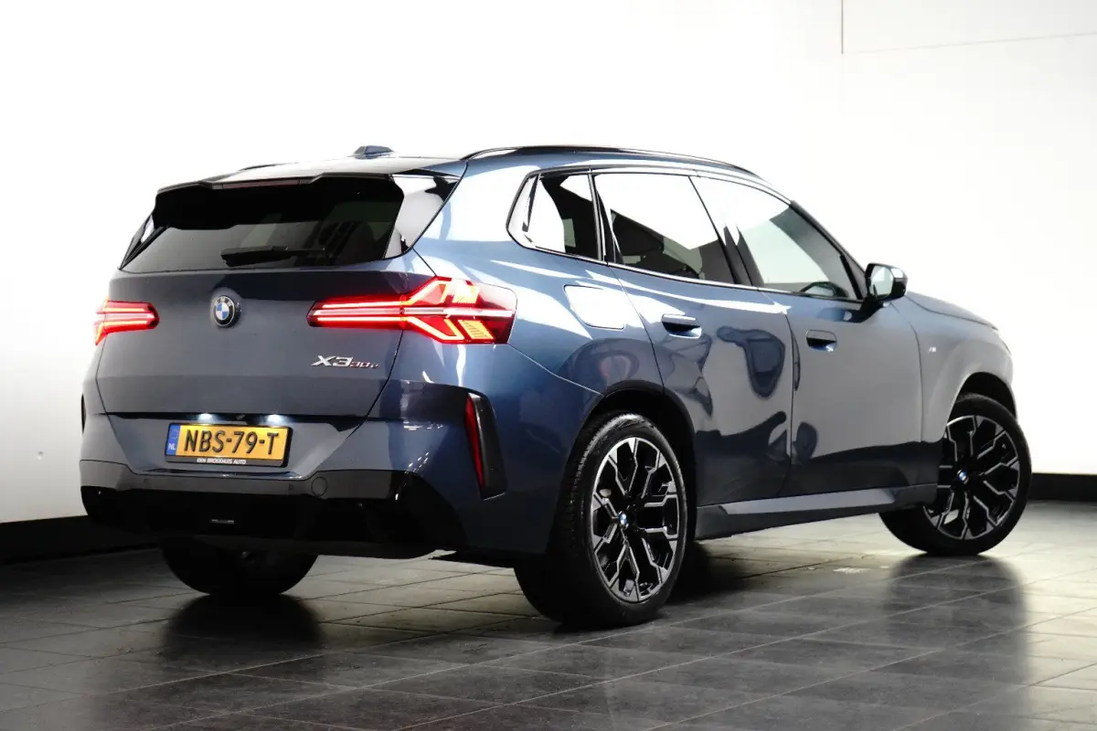 30e xDrive M-Sport | Harman & Kardon | Head-up | 360 Camera | Panoramadak | Stoelverwarming | Iconic Glow | Memory | Adaptief Led |
