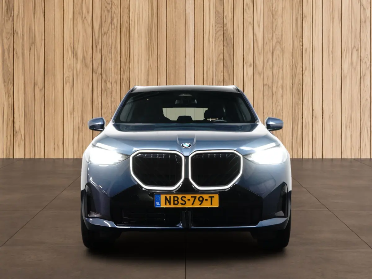 30e xDrive M-Sport | Harman & Kardon | Head-up | 360 Camera | Panoramadak | Stoelverwarming | Iconic Glow | Memory | Adaptief Led |
