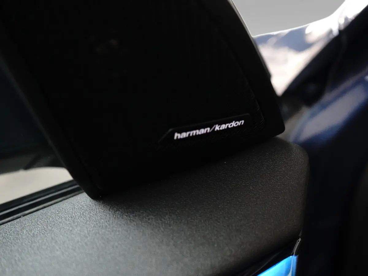30e xDrive M-Sport | Harman & Kardon | Head-up | 360 Camera | Panoramadak | Stoelverwarming | Iconic Glow | Memory | Adaptief Led |