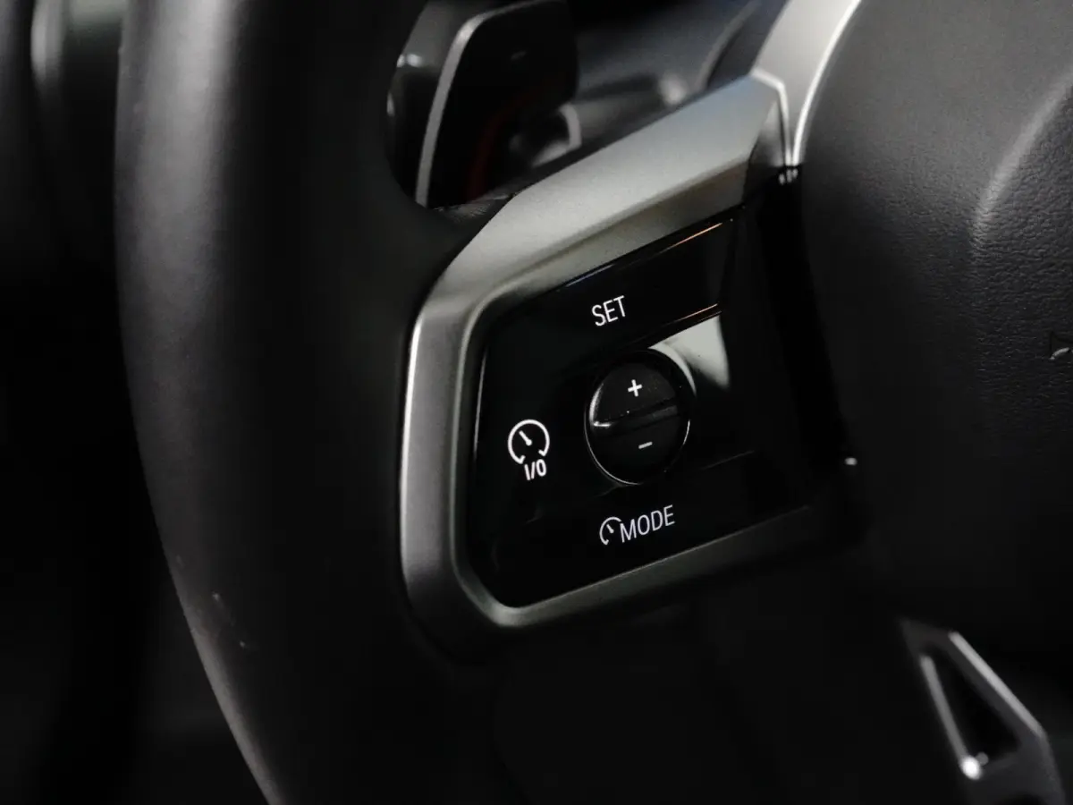 30e xDrive M-Sport | Harman & Kardon | Head-up | 360 Camera | Panoramadak | Stoelverwarming | Iconic Glow | Memory | Adaptief Led |