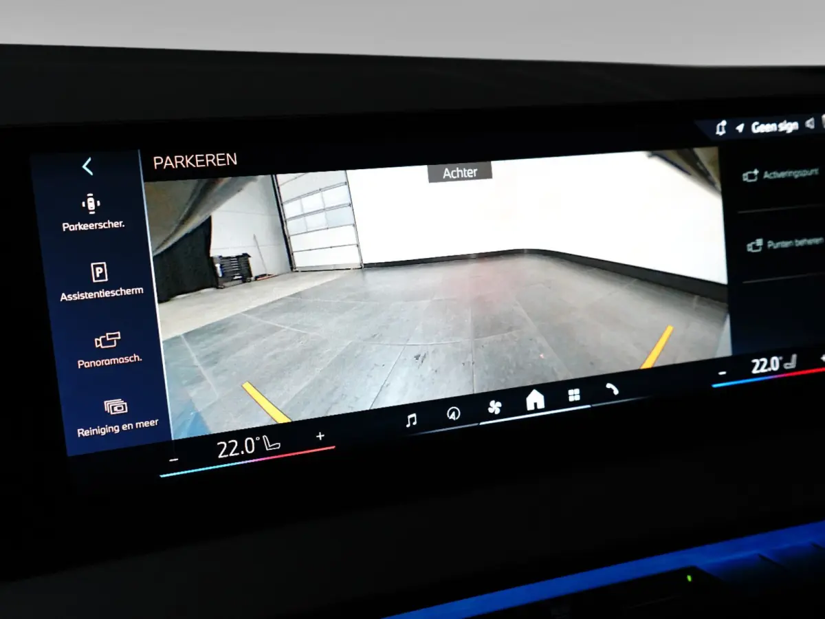 30e xDrive M-Sport | Harman & Kardon | Head-up | 360 Camera | Panoramadak | Stoelverwarming | Iconic Glow | Memory | Adaptief Led |