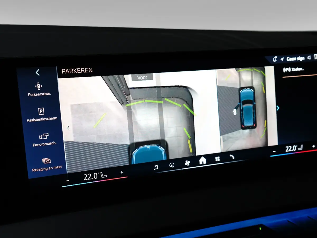 30e xDrive M-Sport | Harman & Kardon | Head-up | 360 Camera | Panoramadak | Stoelverwarming | Iconic Glow | Memory | Adaptief Led |