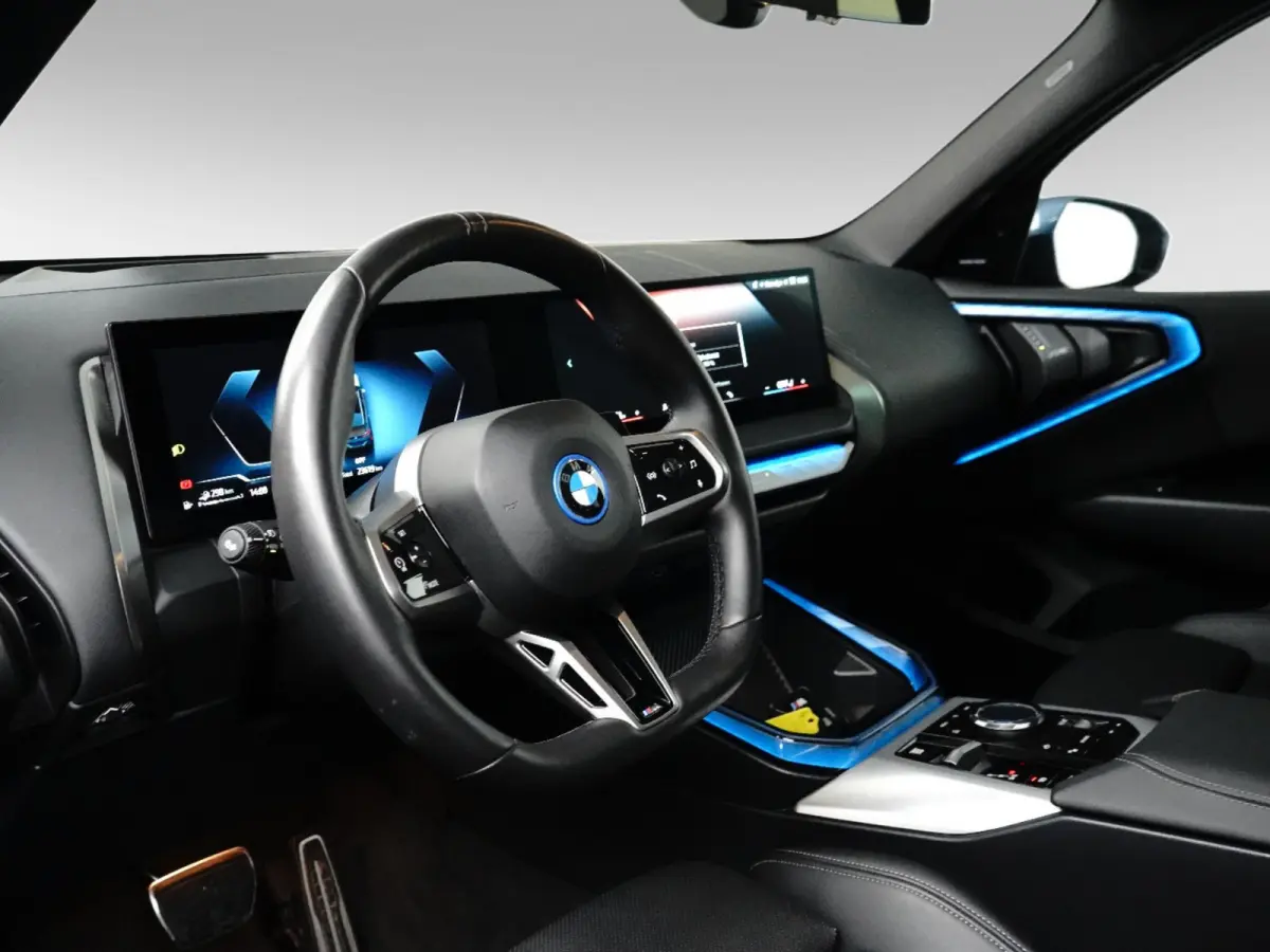 30e xDrive M-Sport | Harman & Kardon | Head-up | 360 Camera | Panoramadak | Stoelverwarming | Iconic Glow | Memory | Adaptief Led |