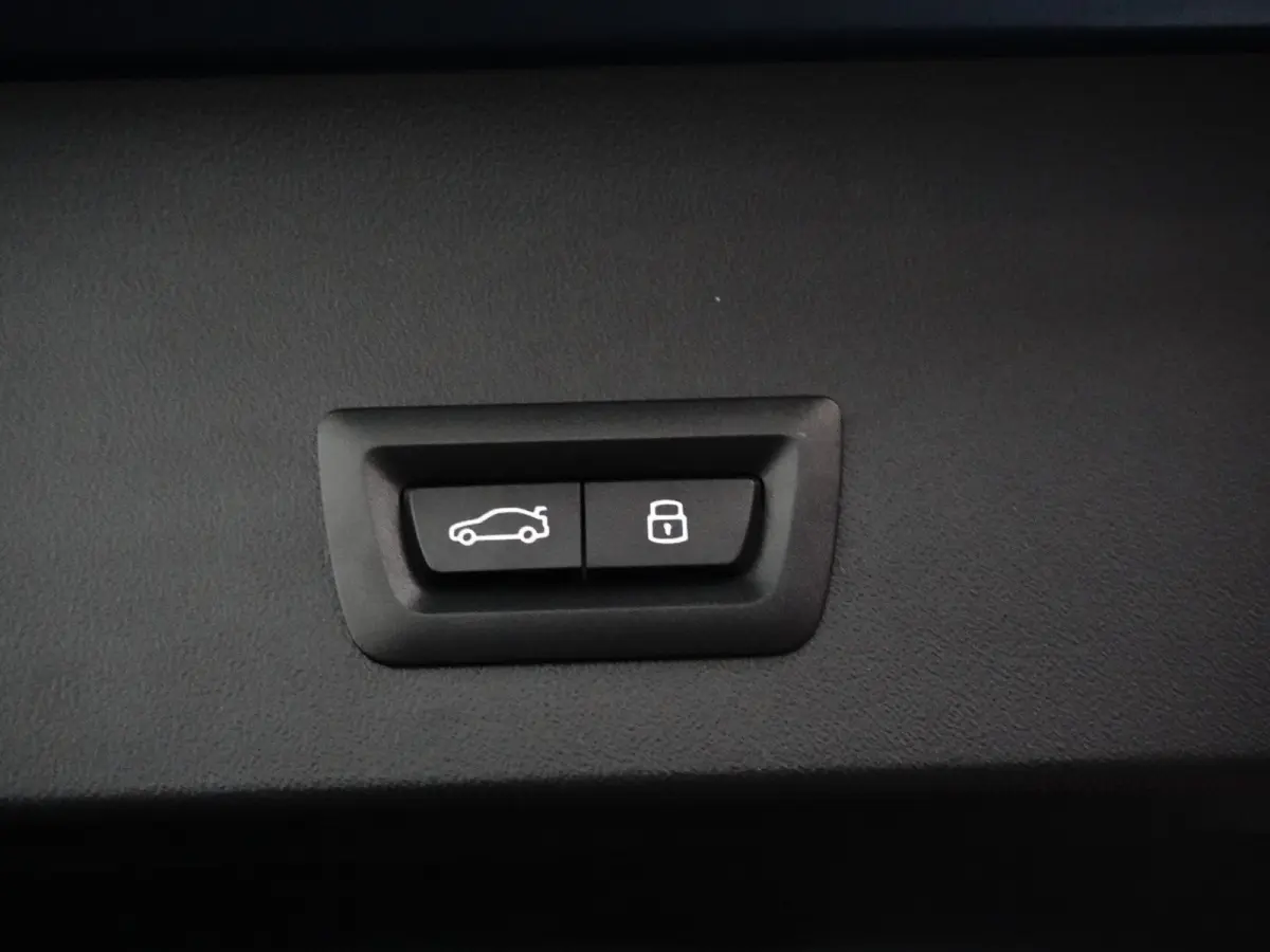 30e xDrive M-Sport | Harman & Kardon | Head-up | 360 Camera | Panoramadak | Stoelverwarming | Iconic Glow | Memory | Adaptief Led |