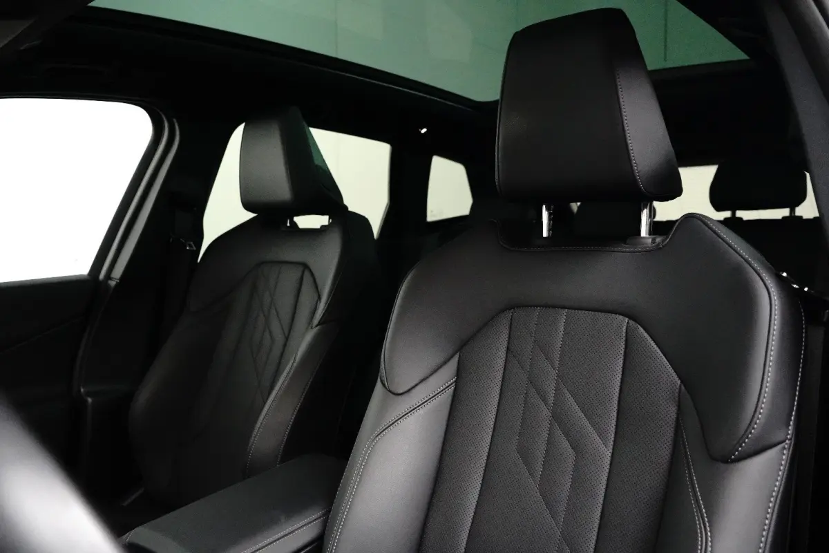 30e xDrive M-Sport | Harman & Kardon | Head-up | 360 Camera | Panoramadak | Stoelverwarming | Iconic Glow | Memory | Adaptief Led |