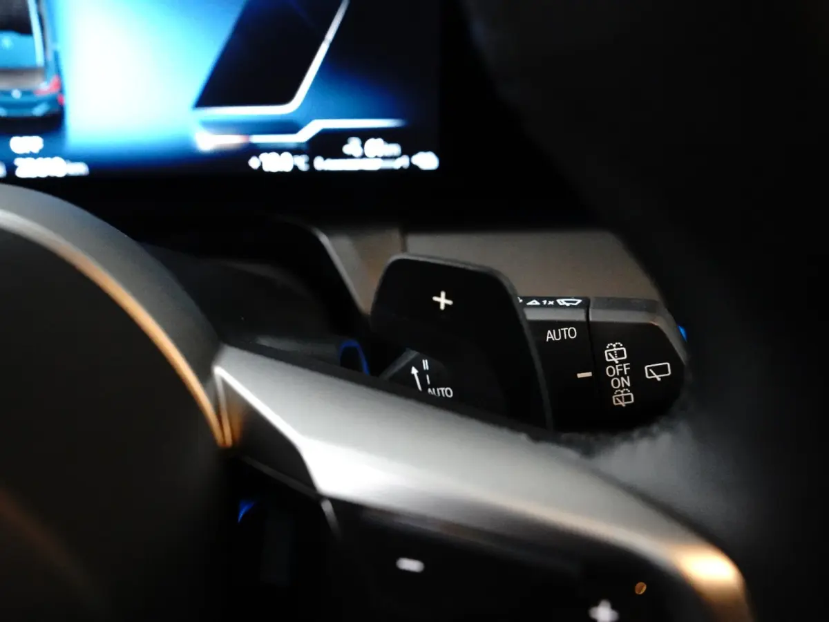30e xDrive M-Sport | Harman & Kardon | Head-up | 360 Camera | Panoramadak | Stoelverwarming | Iconic Glow | Memory | Adaptief Led |