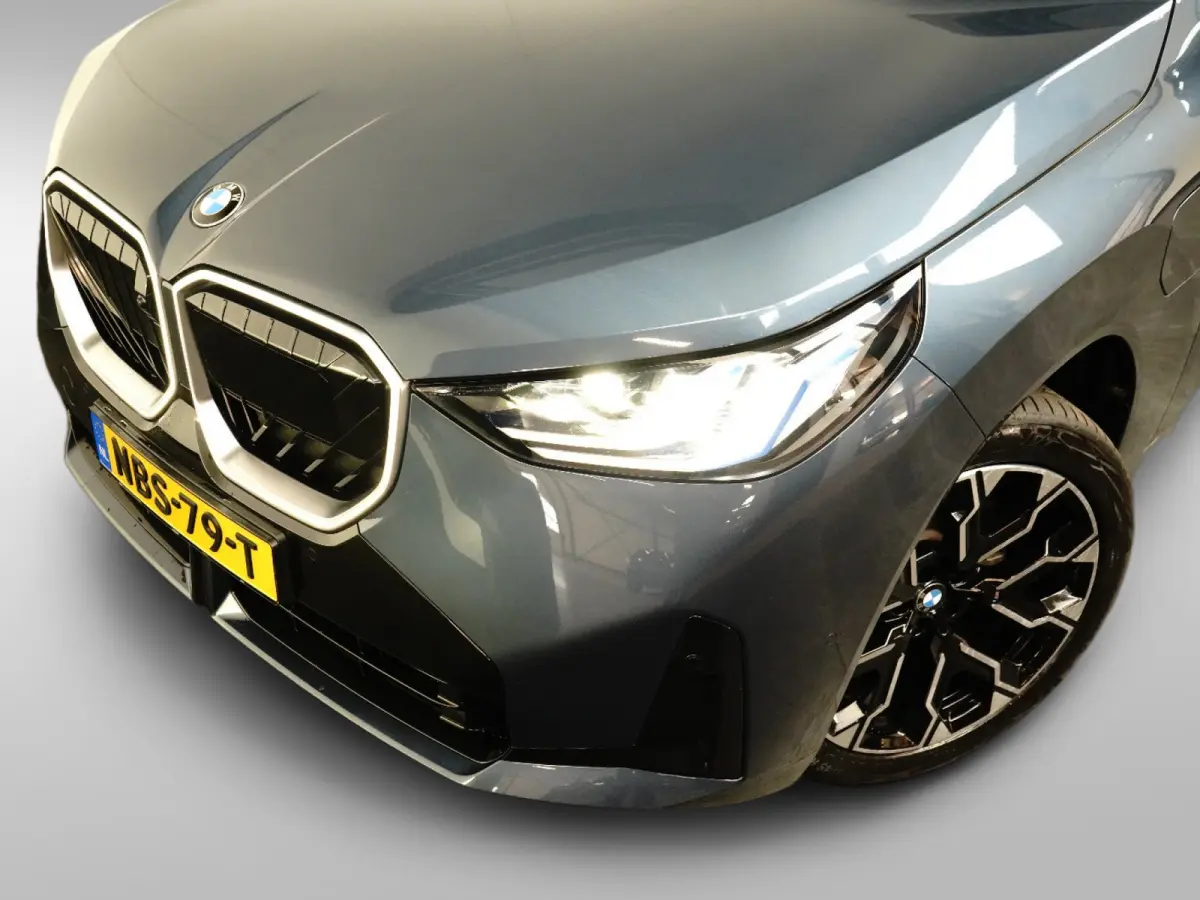 30e xDrive M-Sport | Harman & Kardon | Head-up | 360 Camera | Panoramadak | Stoelverwarming | Iconic Glow | Memory | Adaptief Led |