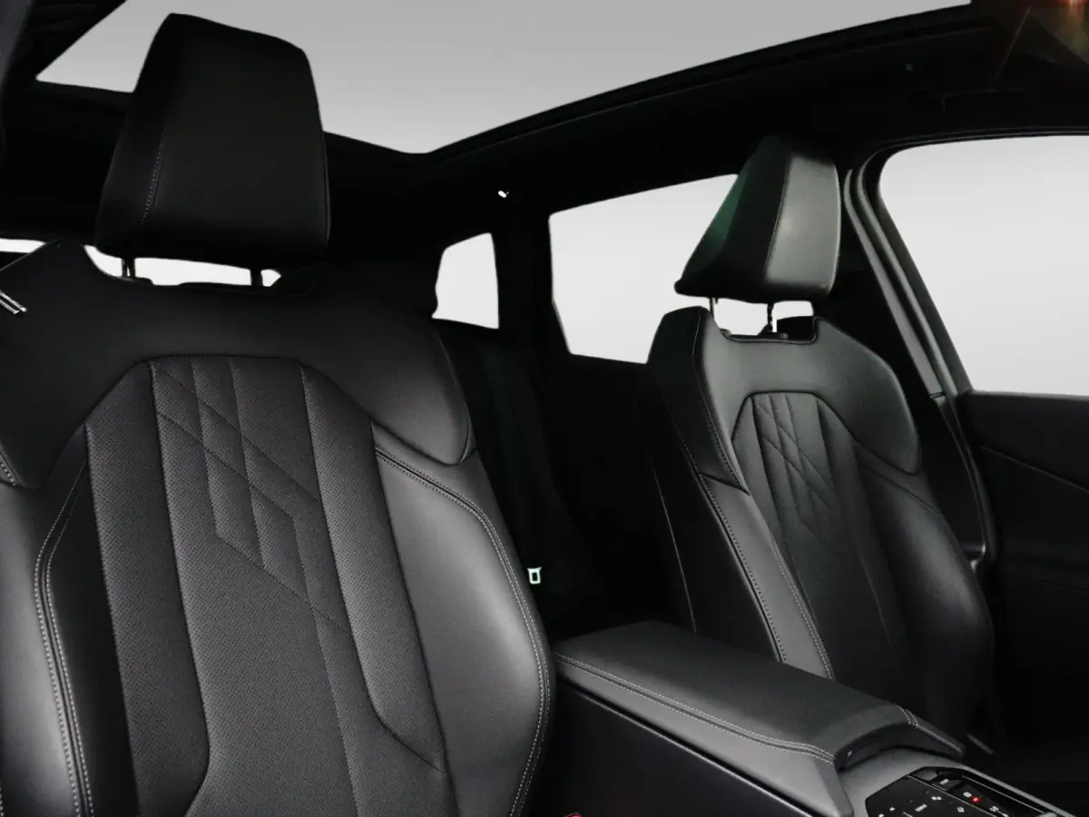 30e xDrive M-Sport | Harman & Kardon | Head-up | 360 Camera | Panoramadak | Stoelverwarming | Iconic Glow | Memory | Adaptief Led |