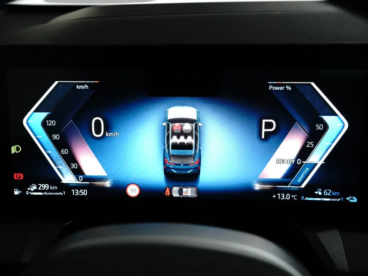 30e xDrive M-Sport | Harman & Kardon | Head-up | 360 Camera | Panoramadak | Stoelverwarming | Iconic Glow | Memory | Adaptief Led |
