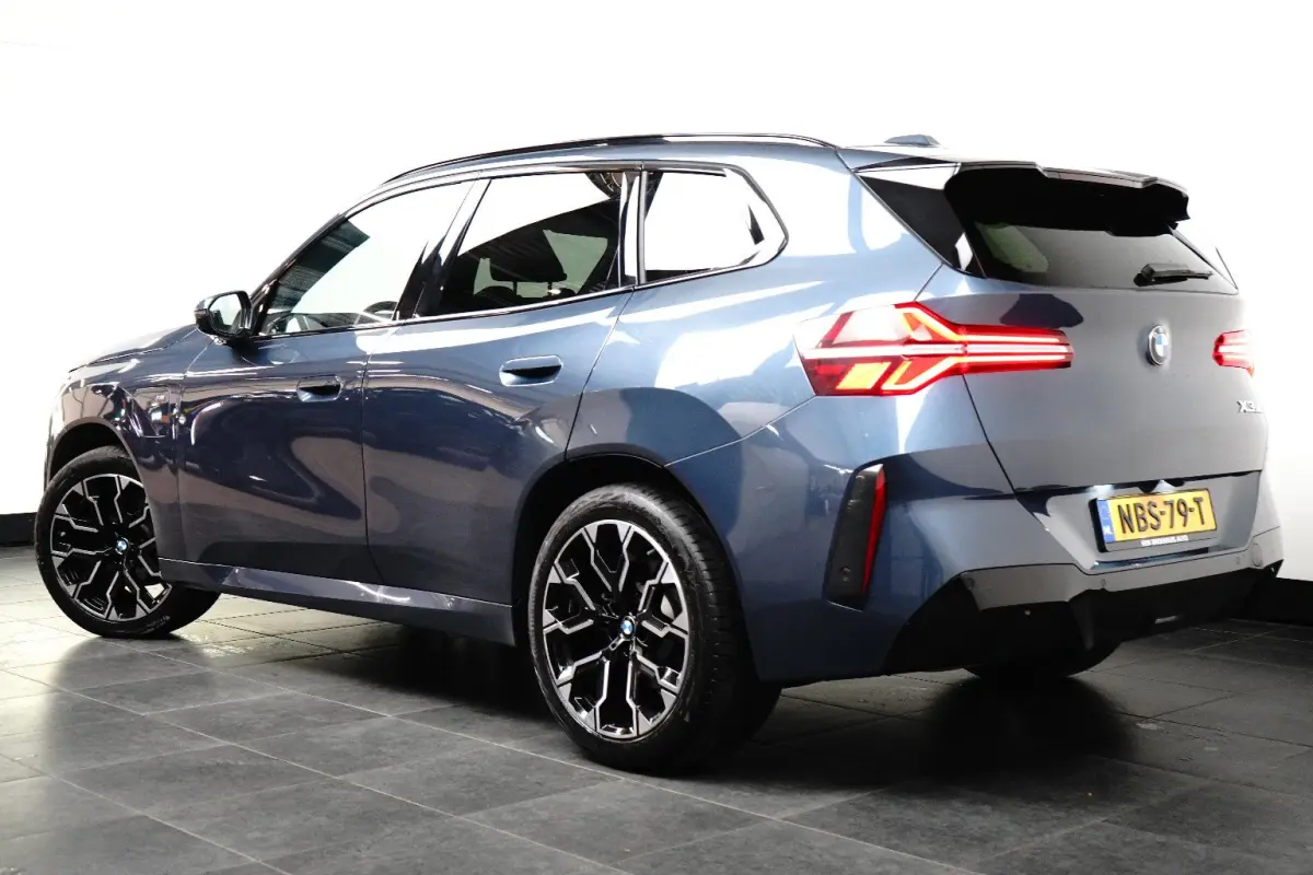 30e xDrive M-Sport | Harman & Kardon | Head-up | 360 Camera | Panoramadak | Stoelverwarming | Iconic Glow | Memory | Adaptief Led |