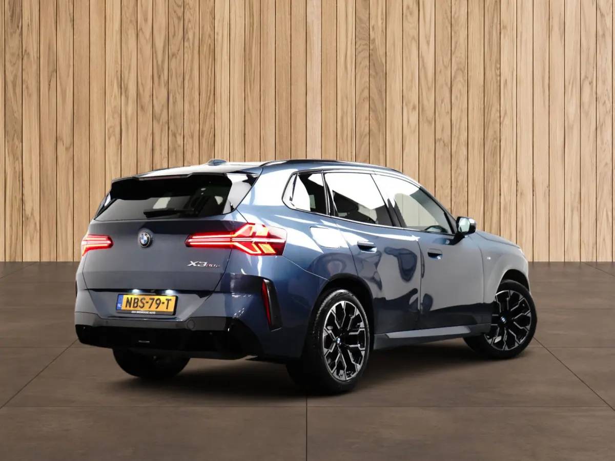 30e xDrive M-Sport | Harman & Kardon | Head-up | 360 Camera | Panoramadak | Stoelverwarming | Iconic Glow | Memory | Adaptief Led |
