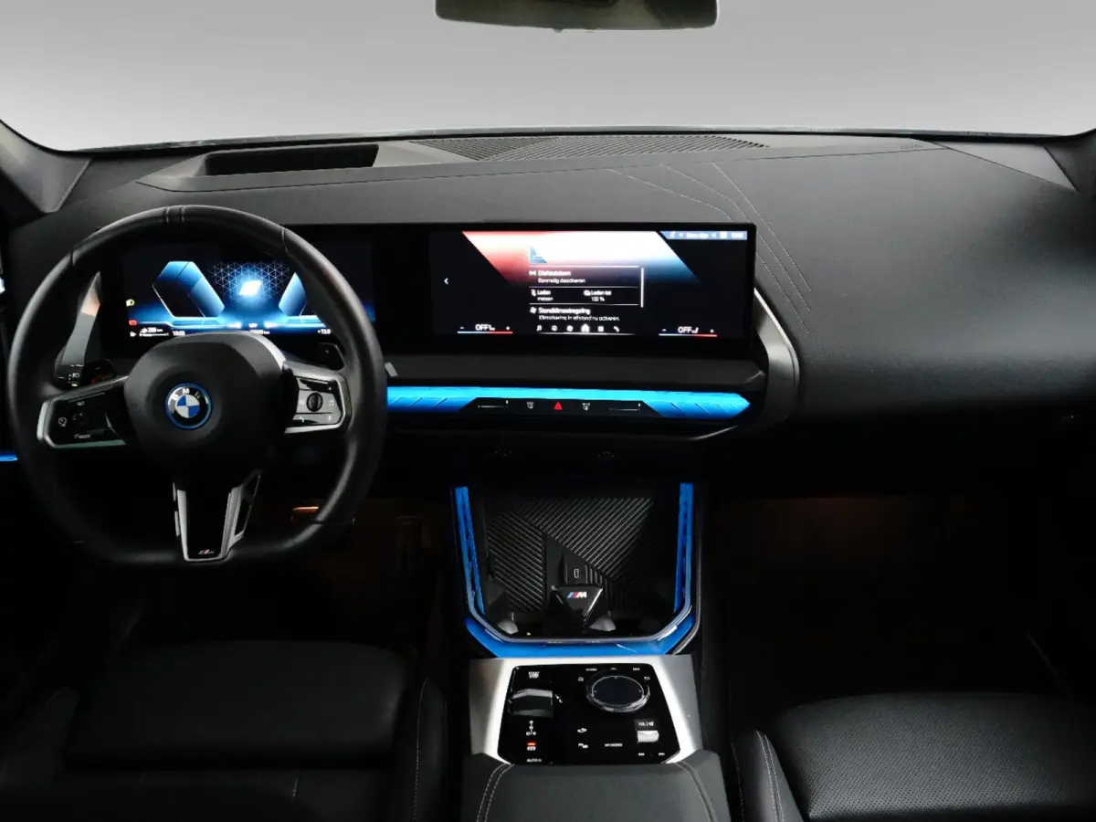 30e xDrive M-Sport | Harman & Kardon | Head-up | 360 Camera | Panoramadak | Stoelverwarming | Iconic Glow | Memory | Adaptief Led |