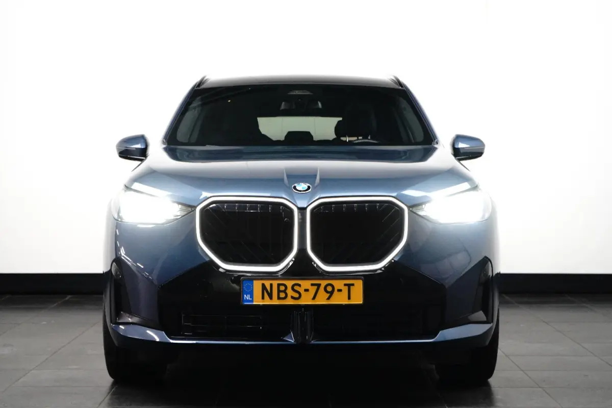 30e xDrive M-Sport | Harman & Kardon | Head-up | 360 Camera | Panoramadak | Stoelverwarming | Iconic Glow | Memory | Adaptief Led |