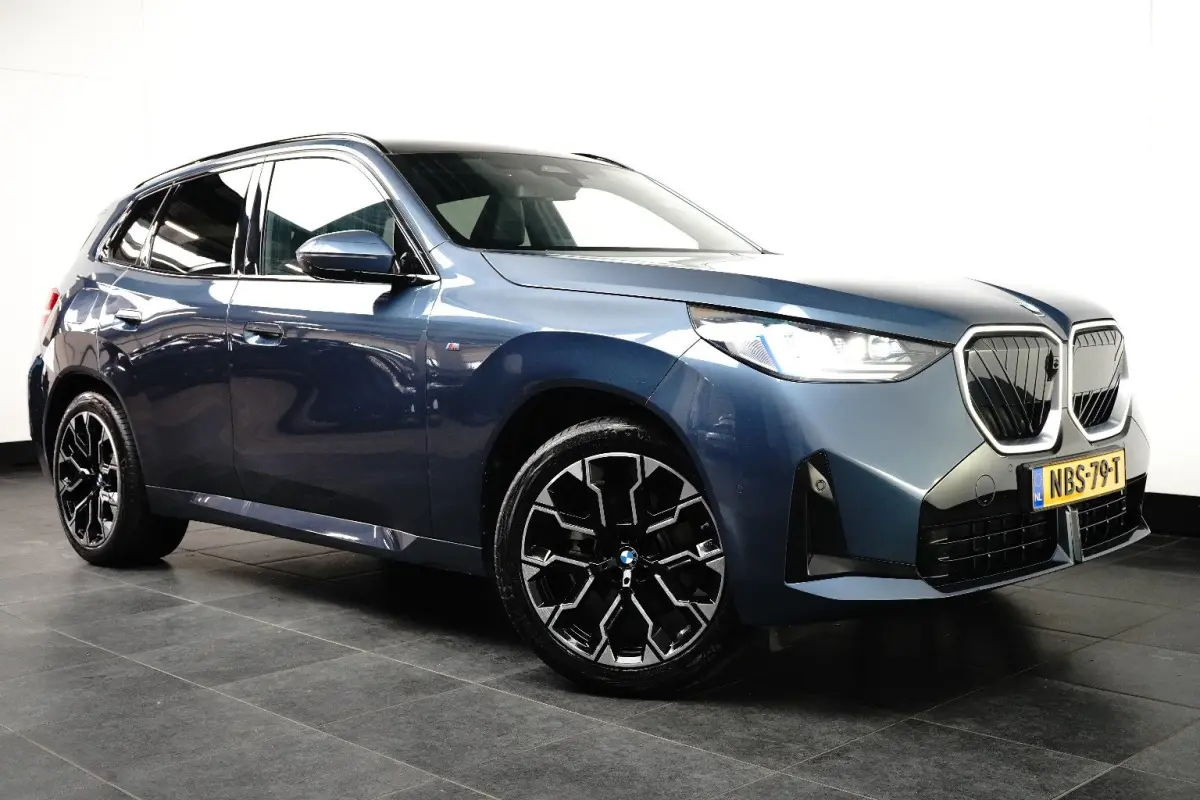 30e xDrive M-Sport | Harman & Kardon | Head-up | 360 Camera | Panoramadak | Stoelverwarming | Iconic Glow | Memory | Adaptief Led |