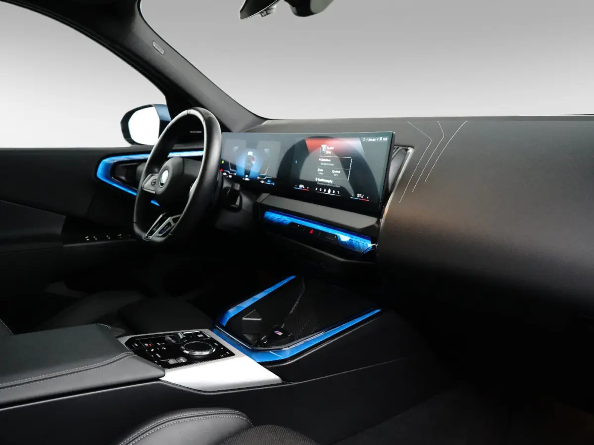 30e xDrive M-Sport | Harman & Kardon | Head-up | 360 Camera | Panoramadak | Stoelverwarming | Iconic Glow | Memory | Adaptief Led |