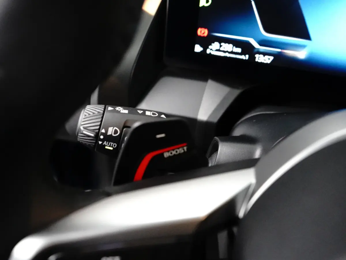 30e xDrive M-Sport | Harman & Kardon | Head-up | 360 Camera | Panoramadak | Stoelverwarming | Iconic Glow | Memory | Adaptief Led |