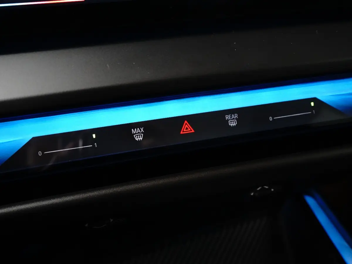 30e xDrive M-Sport | Harman & Kardon | Head-up | 360 Camera | Panoramadak | Stoelverwarming | Iconic Glow | Memory | Adaptief Led |
