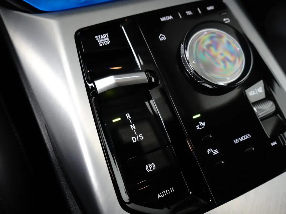 30e xDrive M-Sport | Harman & Kardon | Head-up | 360 Camera | Panoramadak | Stoelverwarming | Iconic Glow | Memory | Adaptief Led |