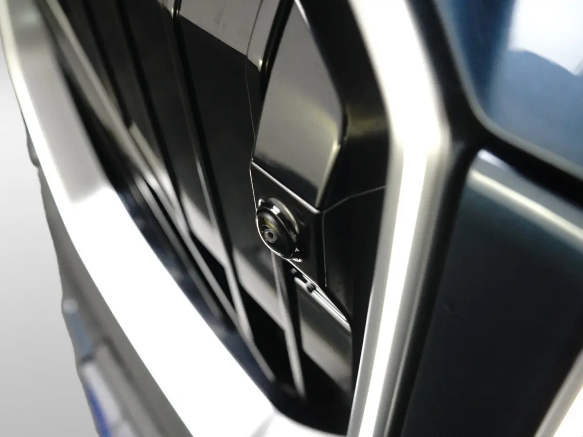 30e xDrive M-Sport | Harman & Kardon | Head-up | 360 Camera | Panoramadak | Stoelverwarming | Iconic Glow | Memory | Adaptief Led |