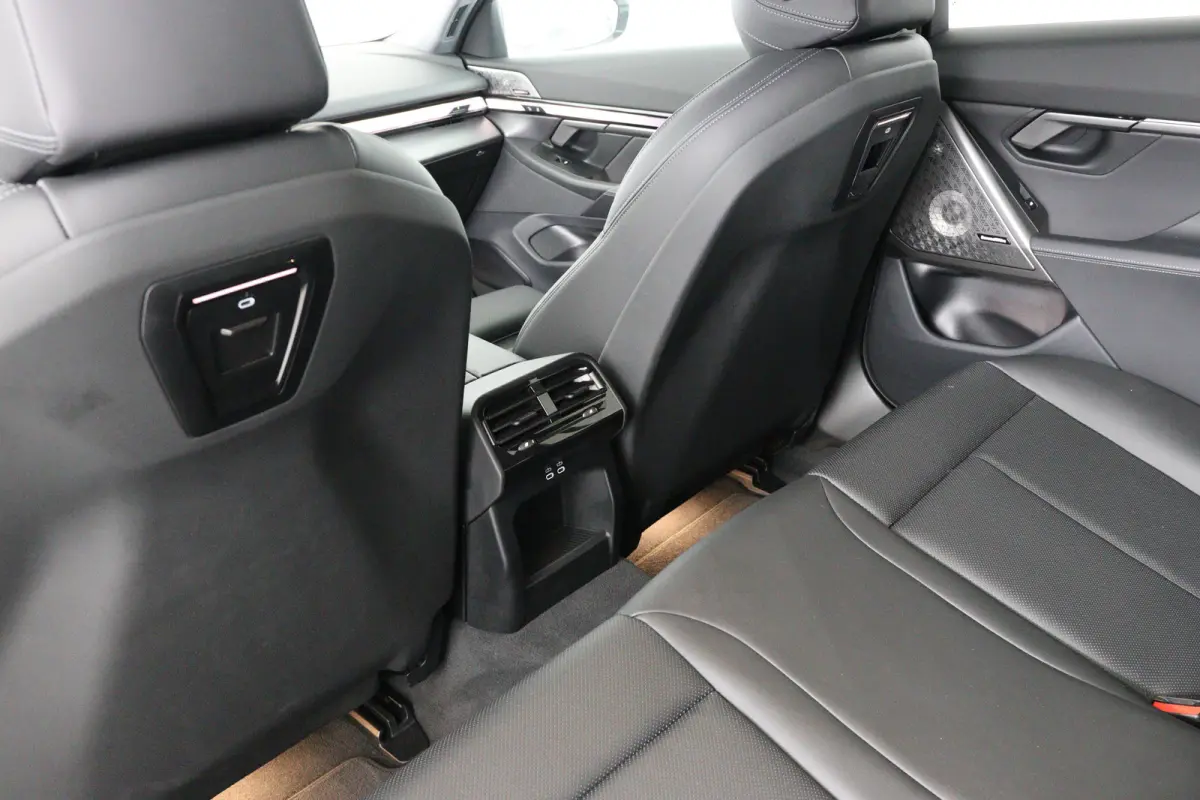 eDrive40 84kWh | Achteruitrijcamera | Apple Carplay/Android Auto|telefoonintegratie premium | Audio installatie high end
