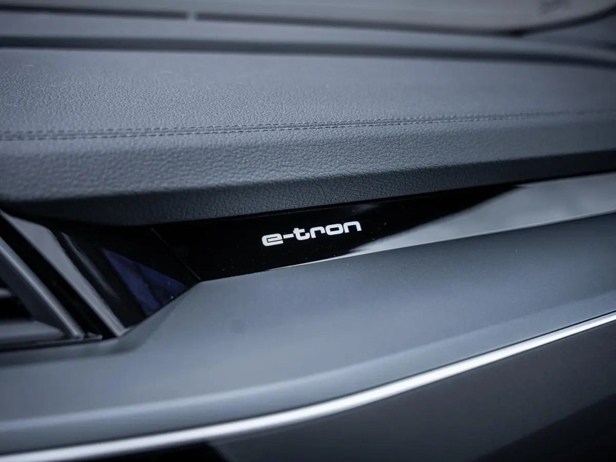 50 quattro Advanced edition Plus - S-Line l Pano l Trekhaak l 360cam