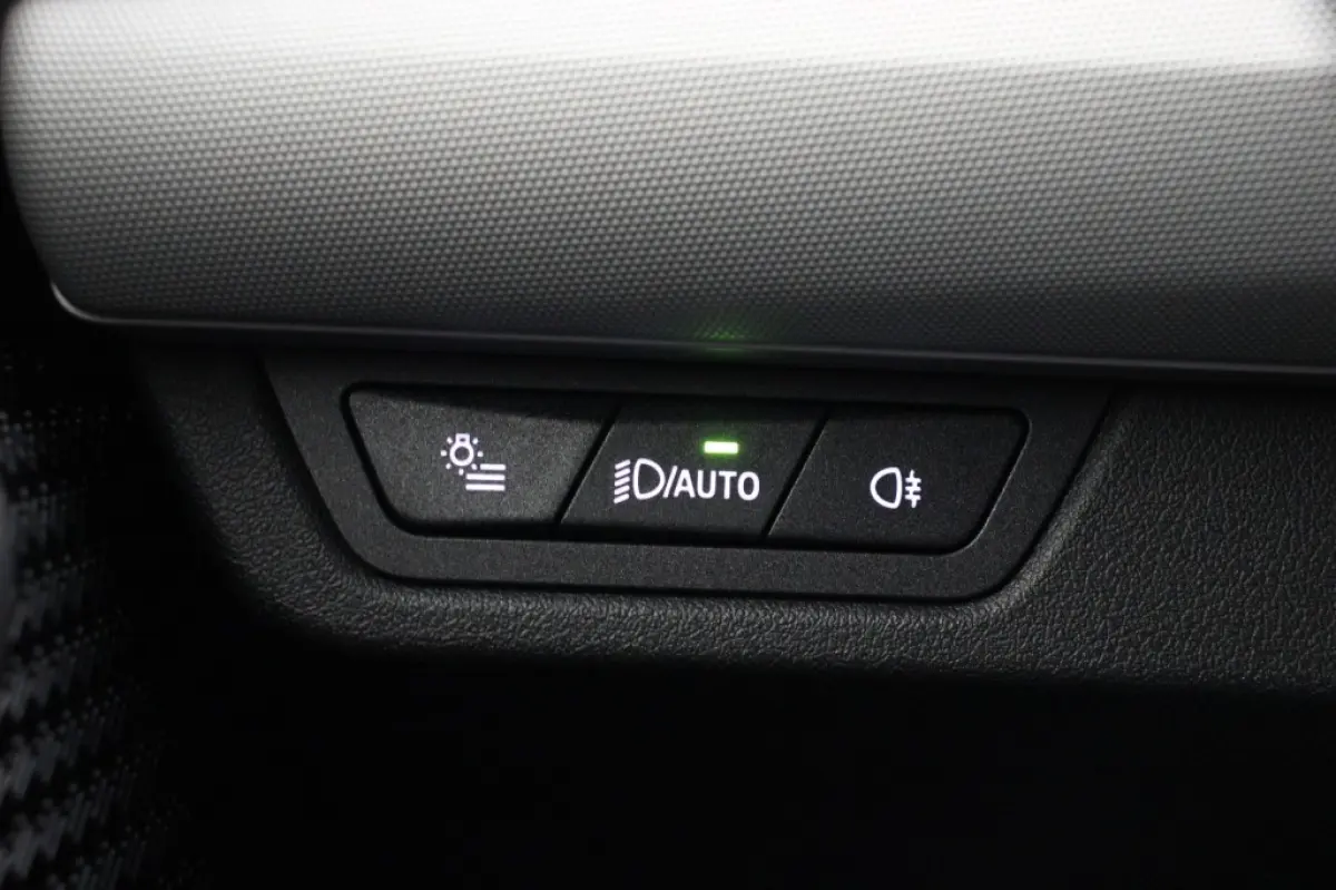 218i Automaat - Digitaal Cockpit, Carplay, Camera, Cruise