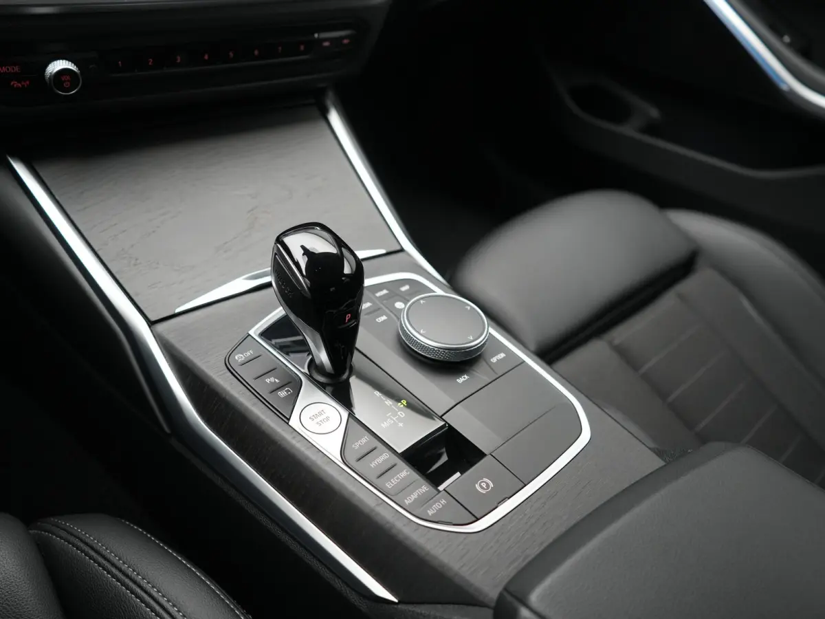 320e PHEV 204pk Dealer O.H | Head Up | Adaptive Cruise | Camera | Adaptief Onderstel | Laser LED | Lederen Sportstoelen Memory & Verwarmd | Apple Carplay | Blis | Virtual | Navigatie | DAB |
