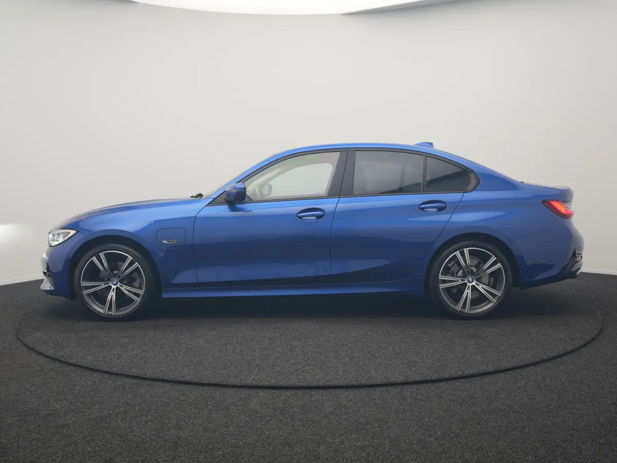320e PHEV 204pk Dealer O.H | Head Up | Adaptive Cruise | Camera | Adaptief Onderstel | Laser LED | Lederen Sportstoelen Memory & Verwarmd | Apple Carplay | Blis | Virtual | Navigatie | DAB |