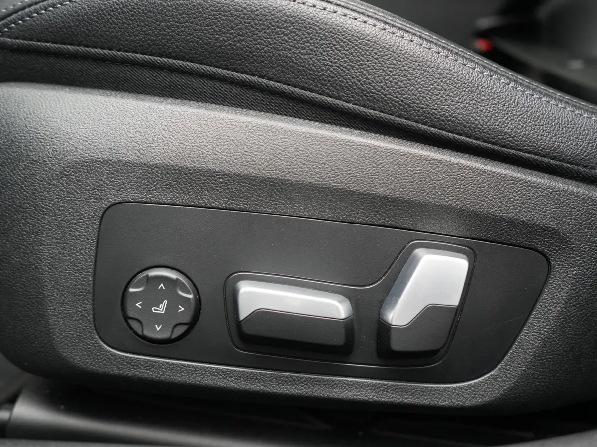 320e PHEV 204pk Dealer O.H | Head Up | Adaptive Cruise | Camera | Adaptief Onderstel | Laser LED | Lederen Sportstoelen Memory & Verwarmd | Apple Carplay | Blis | Virtual | Navigatie | DAB |