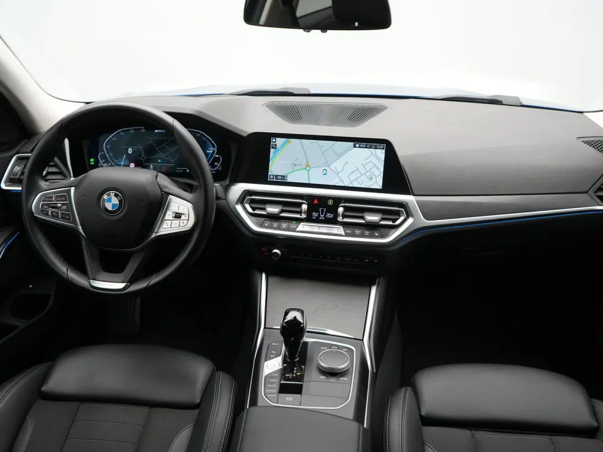 320e PHEV 204pk Dealer O.H | Head Up | Adaptive Cruise | Camera | Adaptief Onderstel | Laser LED | Lederen Sportstoelen Memory & Verwarmd | Apple Carplay | Blis | Virtual | Navigatie | DAB |