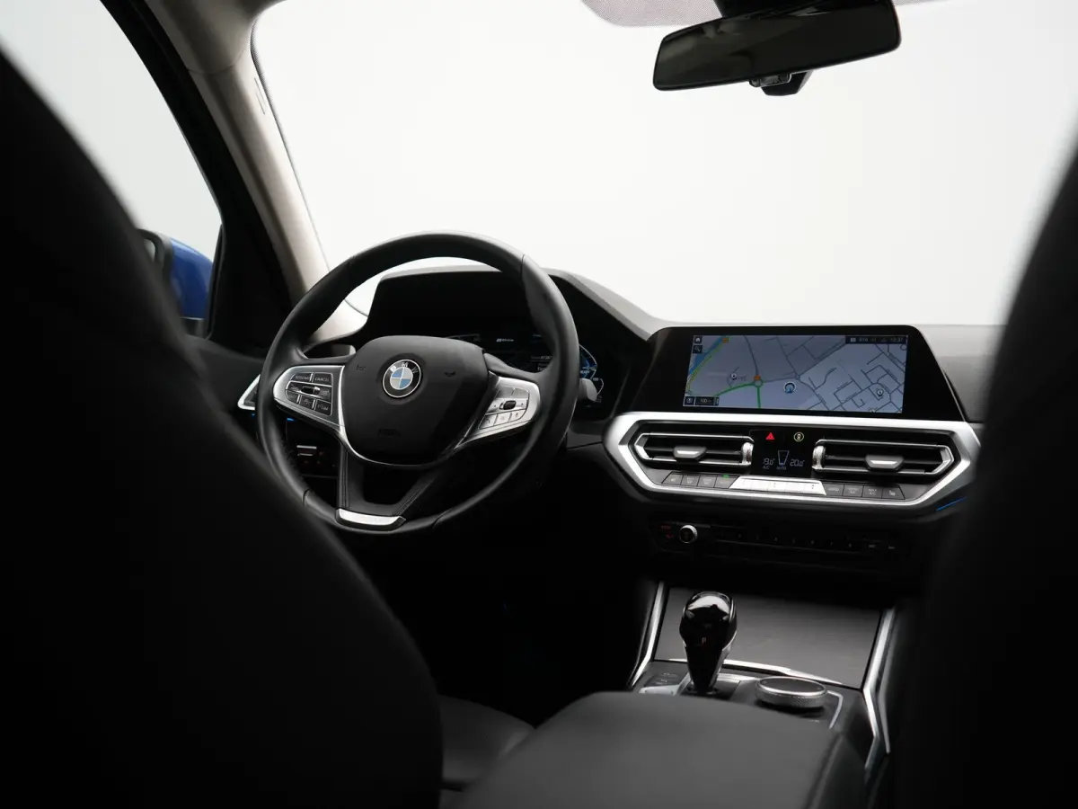 320e PHEV 204pk Dealer O.H | Head Up | Adaptive Cruise | Camera | Adaptief Onderstel | Laser LED | Lederen Sportstoelen Memory & Verwarmd | Apple Carplay | Blis | Virtual | Navigatie | DAB |