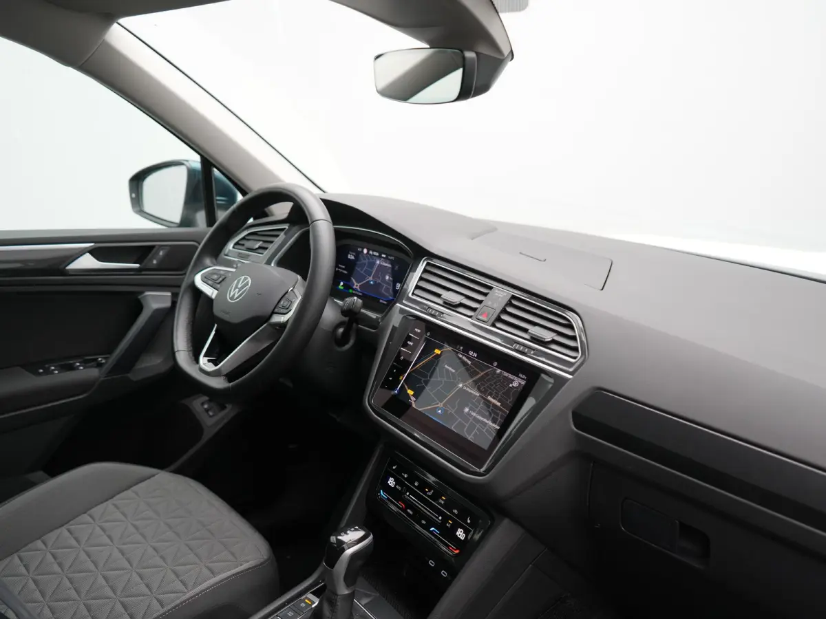 1.4 TSI eHybrid Life PHEV 245pk Dealer O.H. | SOH 97,6% | Trekhaak Af Fabriek | Adaptive Cruise | 360 Camera | IQ Light | Stoelen & Stuur Verwarmd | Keyless | BLIS | Apple Carplay | Navigati