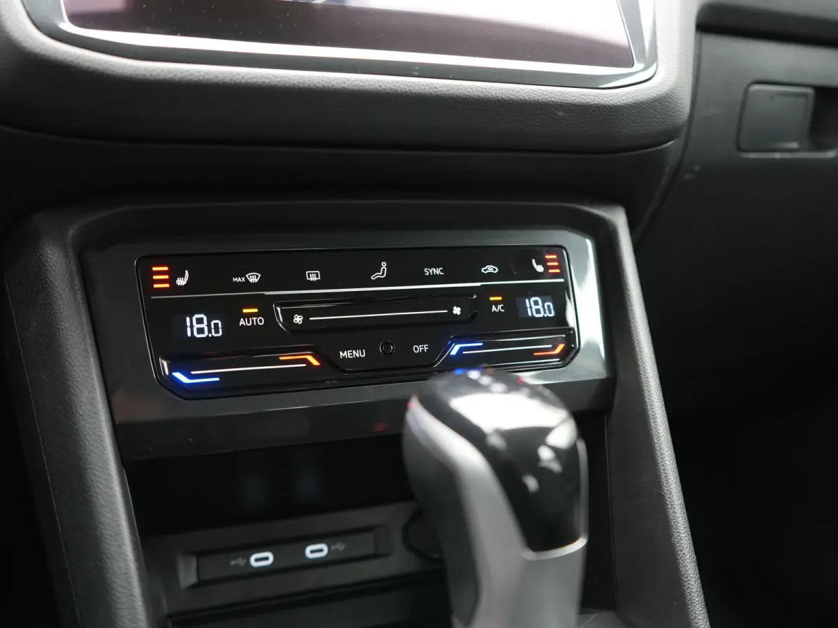 1.4 TSI eHybrid Life PHEV 245pk Dealer O.H. | SOH 97,6% | Trekhaak Af Fabriek | Adaptive Cruise | 360 Camera | IQ Light | Stoelen & Stuur Verwarmd | Keyless | BLIS | Apple Carplay | Navigati