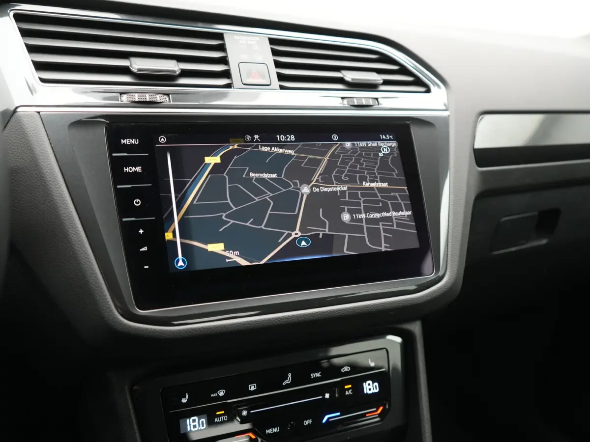 1.4 TSI eHybrid Life PHEV 245pk Dealer O.H. | SOH 97,6% | Trekhaak Af Fabriek | Adaptive Cruise | 360 Camera | IQ Light | Stoelen & Stuur Verwarmd | Keyless | BLIS | Apple Carplay | Navigati