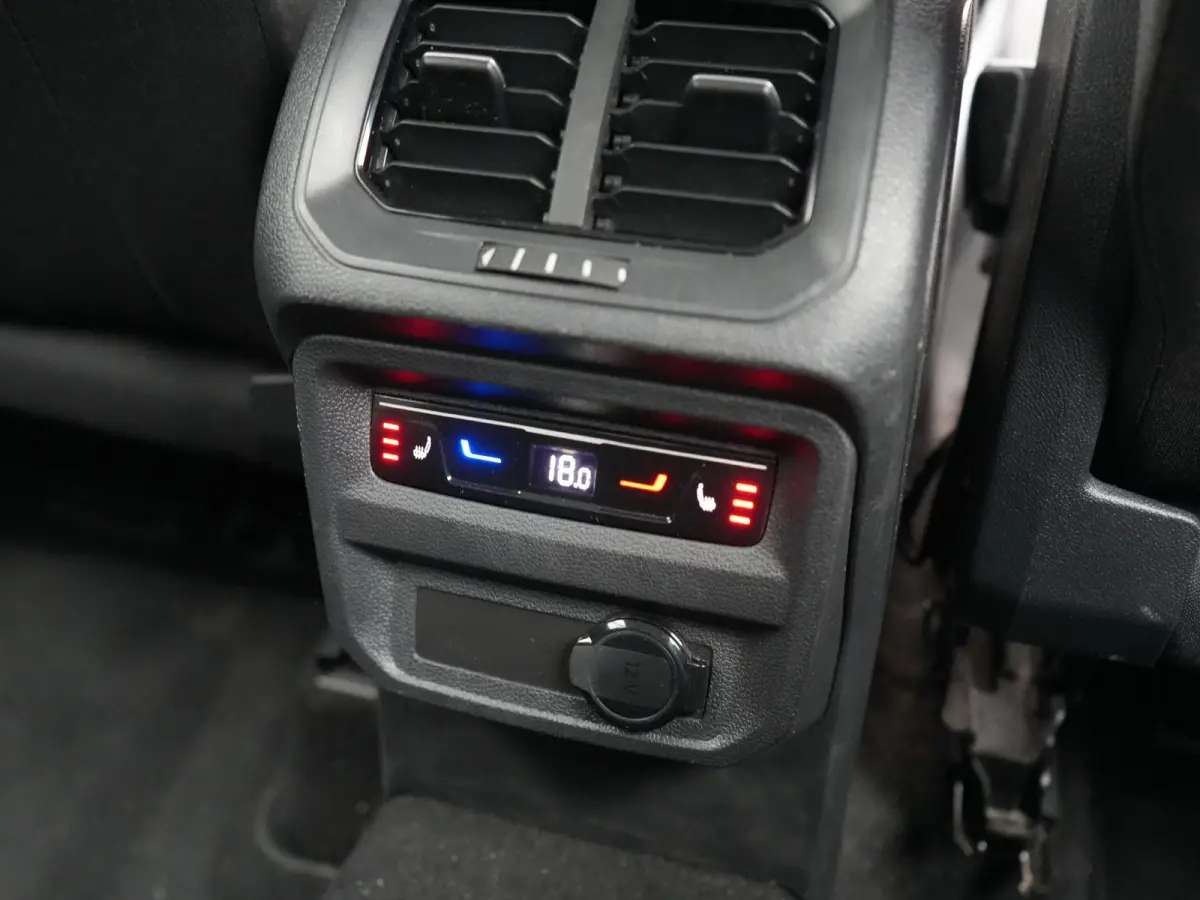 1.4 TSI eHybrid Life PHEV 245pk Dealer O.H. | SOH 97,6% | Trekhaak Af Fabriek | Adaptive Cruise | 360 Camera | IQ Light | Stoelen & Stuur Verwarmd | Keyless | BLIS | Apple Carplay | Navigati