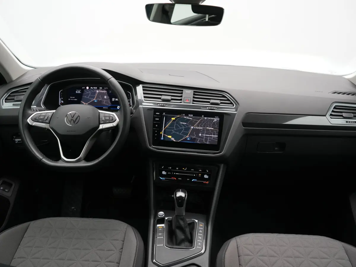 1.4 TSI eHybrid Life PHEV 245pk Dealer O.H. | SOH 97,6% | Trekhaak Af Fabriek | Adaptive Cruise | 360 Camera | IQ Light | Stoelen & Stuur Verwarmd | Keyless | BLIS | Apple Carplay | Navigati