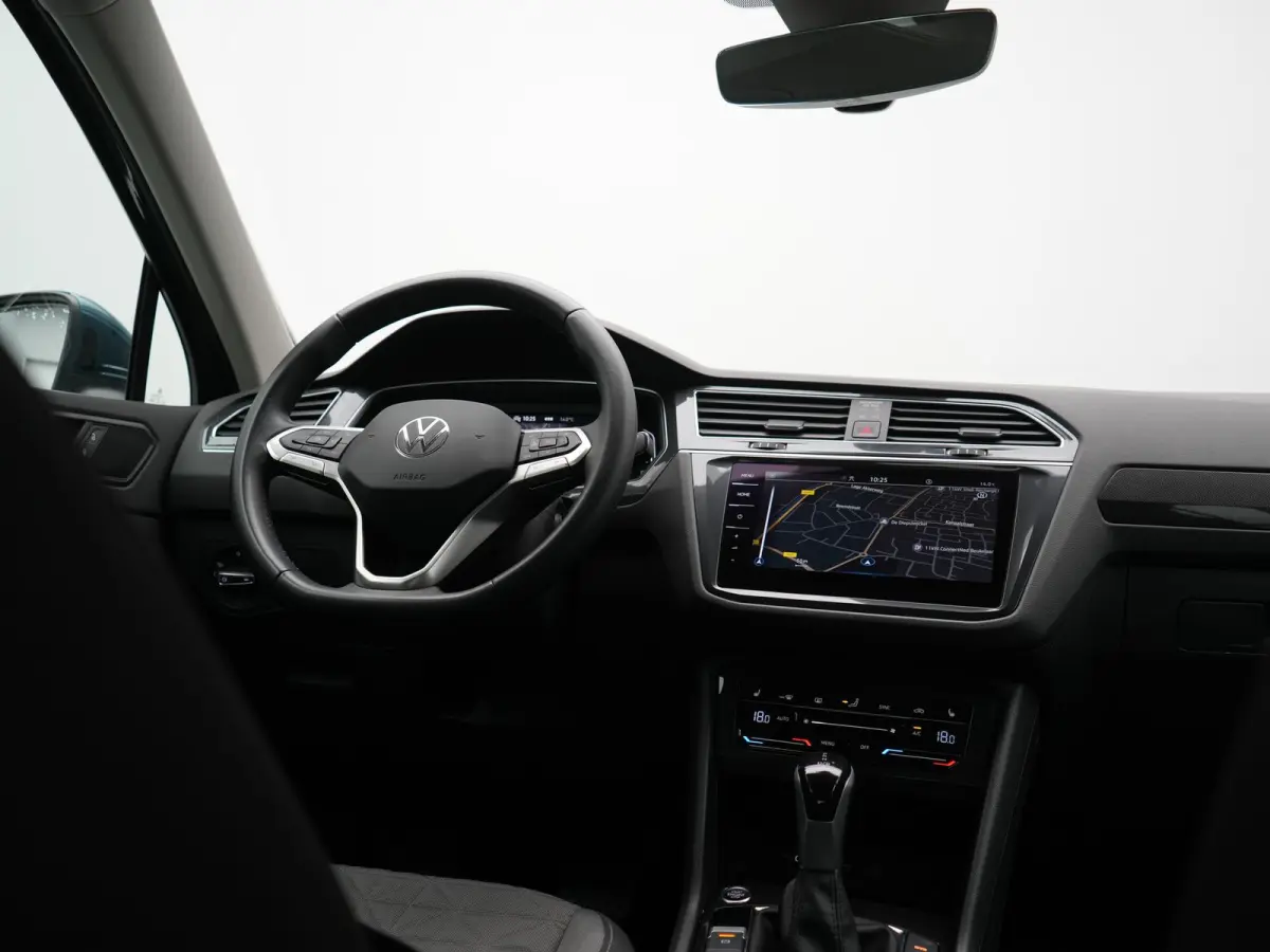 1.4 TSI eHybrid Life PHEV 245pk Dealer O.H. | SOH 97,6% | Trekhaak Af Fabriek | Adaptive Cruise | 360 Camera | IQ Light | Stoelen & Stuur Verwarmd | Keyless | BLIS | Apple Carplay | Navigati