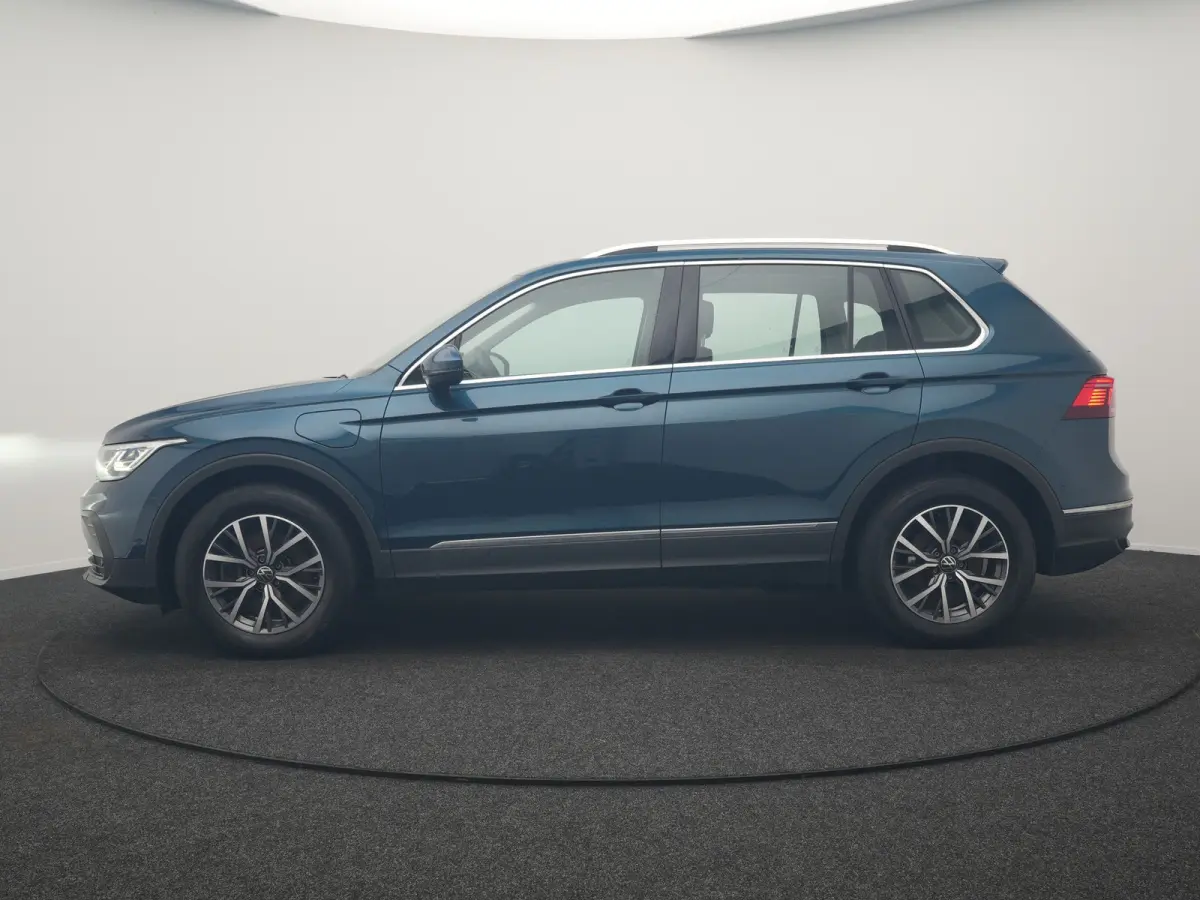 1.4 TSI eHybrid Life PHEV 245pk Dealer O.H. | SOH 97,6% | Trekhaak Af Fabriek | Adaptive Cruise | 360 Camera | IQ Light | Stoelen & Stuur Verwarmd | Keyless | BLIS | Apple Carplay | Navigati