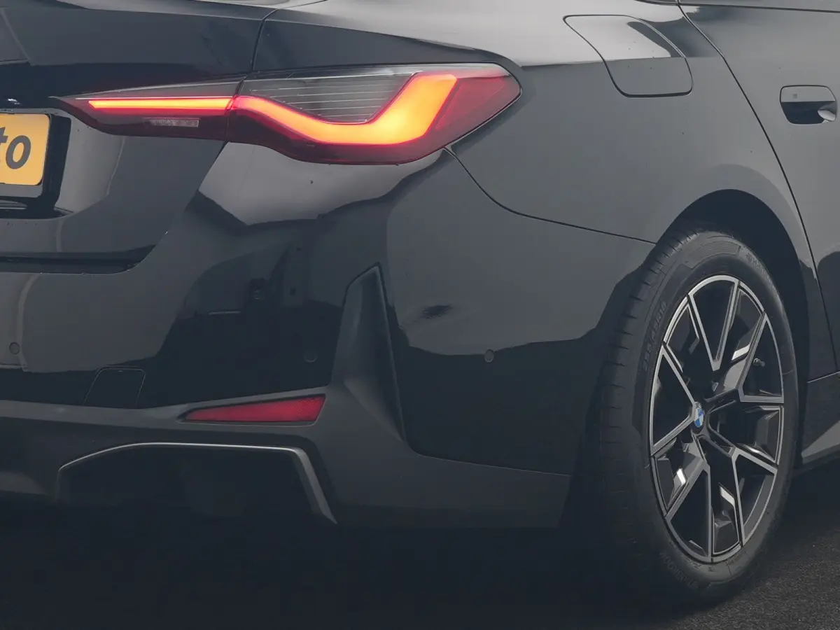 eDrive 35 70 kWh 286pk Dealer O.H | SOH 96,3% | Adaptive Cruise | Camera | Lederen Sportstoelen Verwarmd | Apple Carplay | Keyless | Navigatie | Virtual | DAB | 18"L.M |