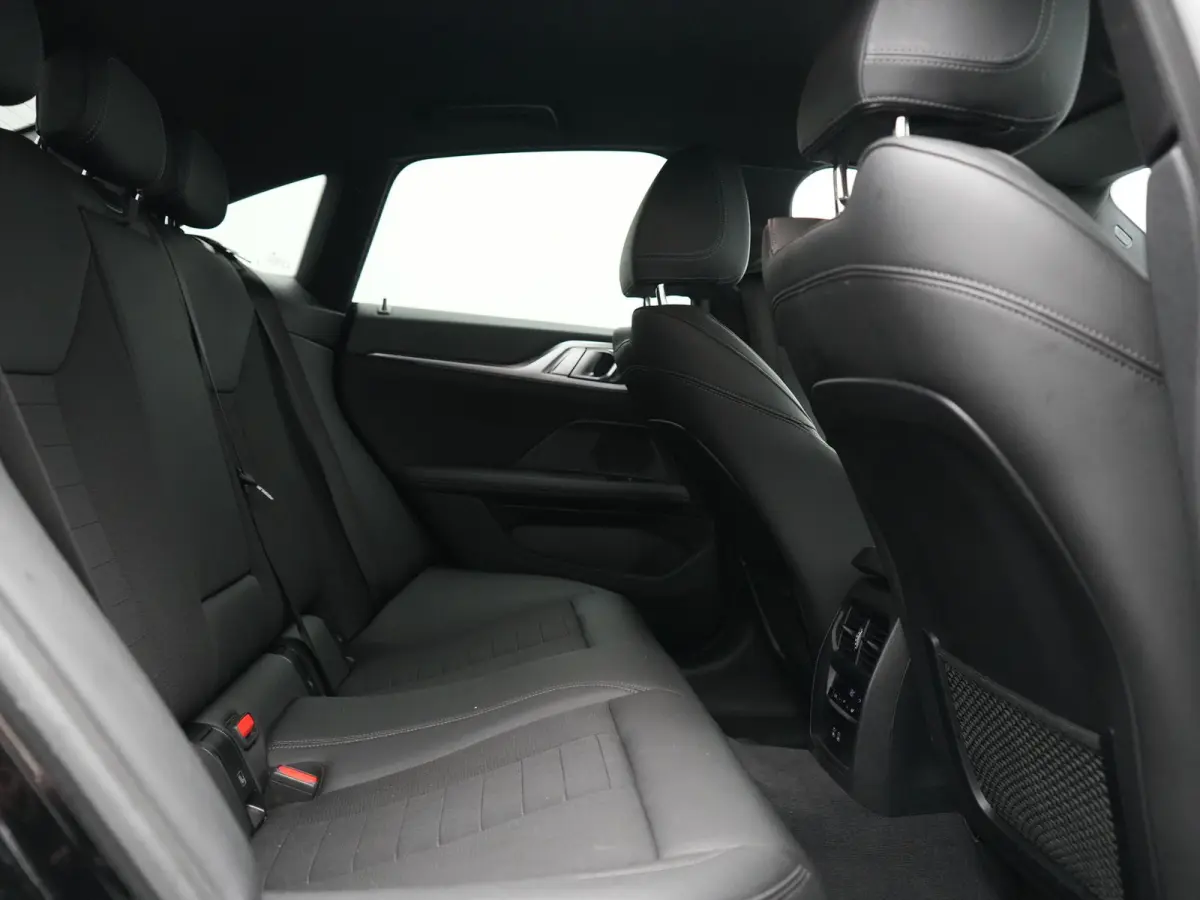 eDrive 35 70 kWh 286pk Dealer O.H | SOH 96,3% | Adaptive Cruise | Camera | Lederen Sportstoelen Verwarmd | Apple Carplay | Keyless | Navigatie | Virtual | DAB | 18"L.M |