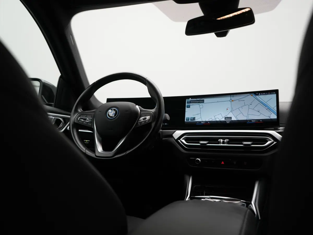 eDrive 35 70 kWh 286pk Dealer O.H | SOH 96,3% | Adaptive Cruise | Camera | Lederen Sportstoelen Verwarmd | Apple Carplay | Keyless | Navigatie | Virtual | DAB | 18"L.M |