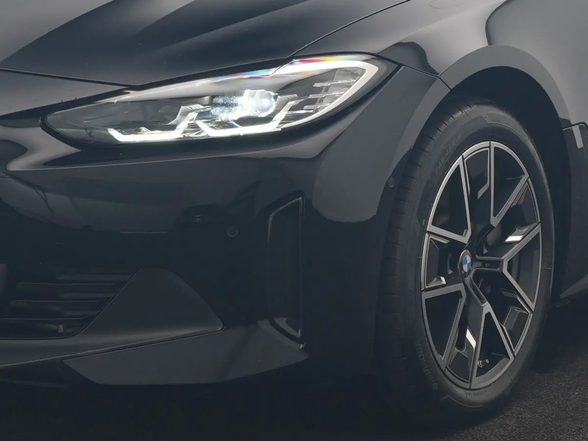 eDrive 35 70 kWh 286pk Dealer O.H | SOH 96,3% | Adaptive Cruise | Camera | Lederen Sportstoelen Verwarmd | Apple Carplay | Keyless | Navigatie | Virtual | DAB | 18"L.M |
