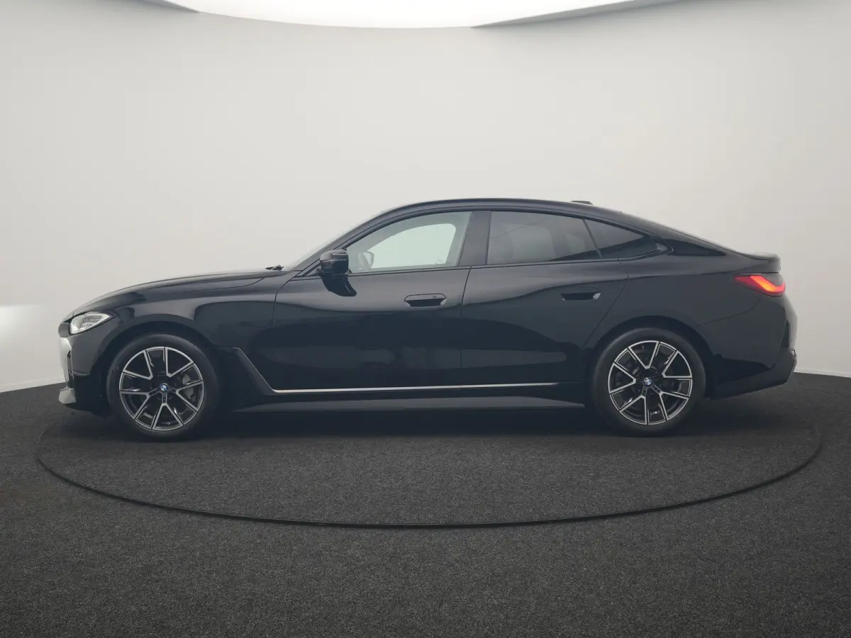 eDrive 35 70 kWh 286pk Dealer O.H | SOH 96,3% | Adaptive Cruise | Camera | Lederen Sportstoelen Verwarmd | Apple Carplay | Keyless | Navigatie | Virtual | DAB | 18"L.M |