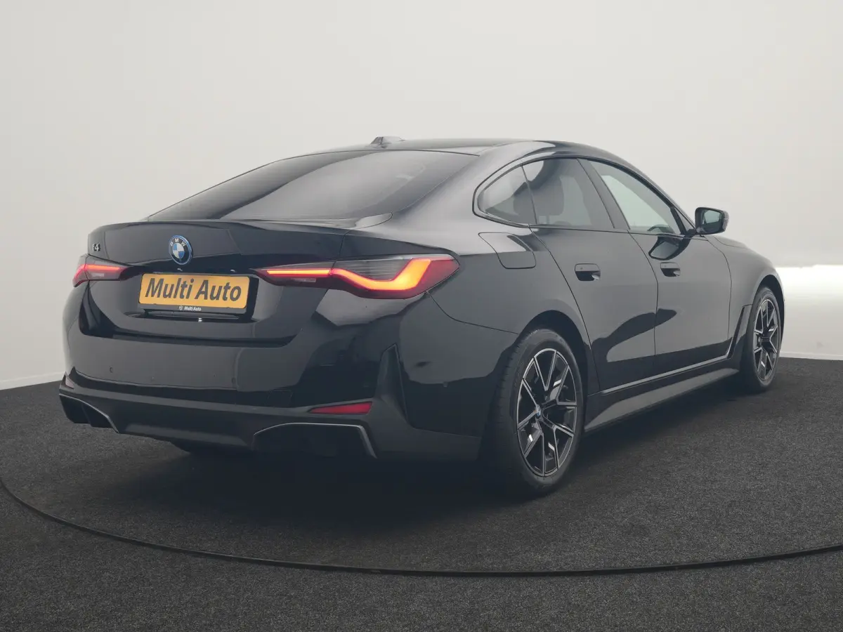 eDrive 35 70 kWh 286pk Dealer O.H | SOH 96,3% | Adaptive Cruise | Camera | Lederen Sportstoelen Verwarmd | Apple Carplay | Keyless | Navigatie | Virtual | DAB | 18"L.M |