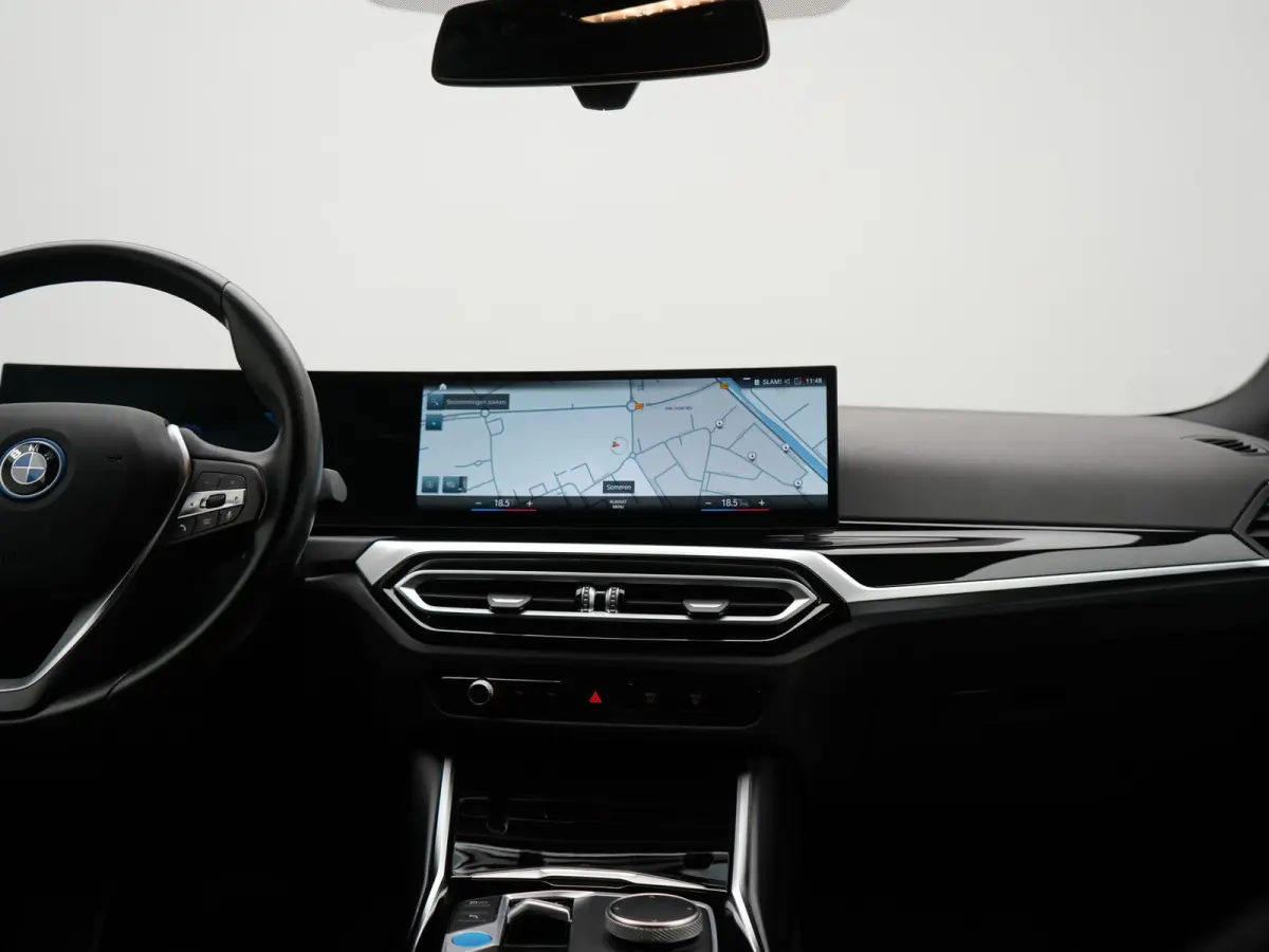 eDrive 35 70 kWh 286pk Dealer O.H | SOH 96,3% | Adaptive Cruise | Camera | Lederen Sportstoelen Verwarmd | Apple Carplay | Keyless | Navigatie | Virtual | DAB | 18"L.M |
