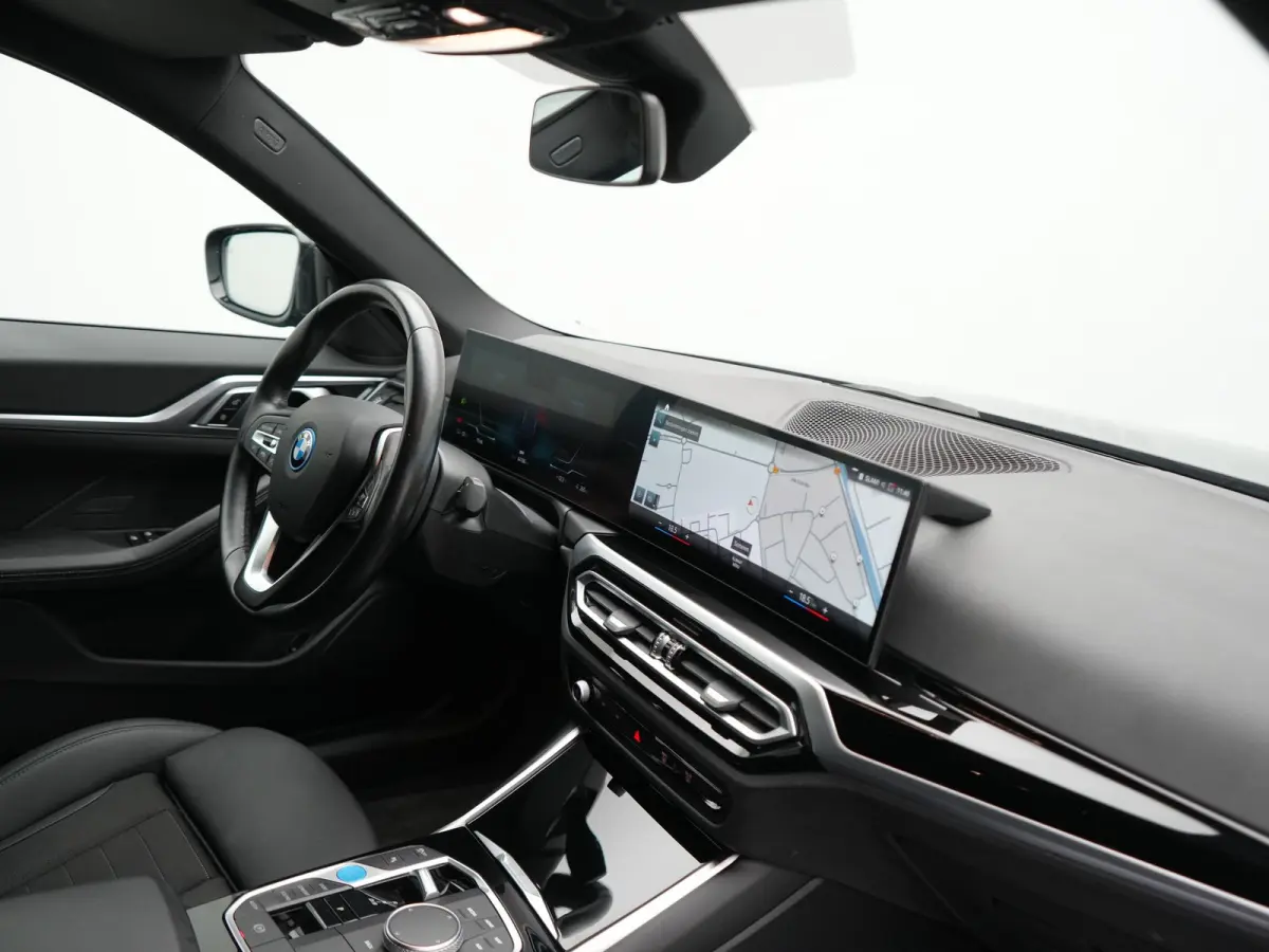 eDrive 35 70 kWh 286pk Dealer O.H | SOH 96,3% | Adaptive Cruise | Camera | Lederen Sportstoelen Verwarmd | Apple Carplay | Keyless | Navigatie | Virtual | DAB | 18"L.M |