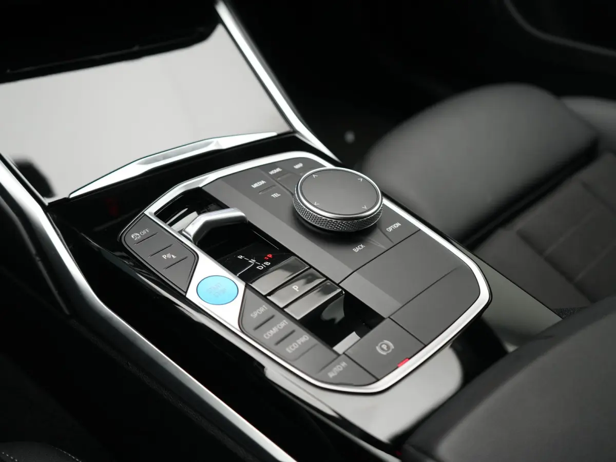 eDrive 35 70 kWh 286pk Dealer O.H | SOH 96,3% | Adaptive Cruise | Camera | Lederen Sportstoelen Verwarmd | Apple Carplay | Keyless | Navigatie | Virtual | DAB | 18"L.M |