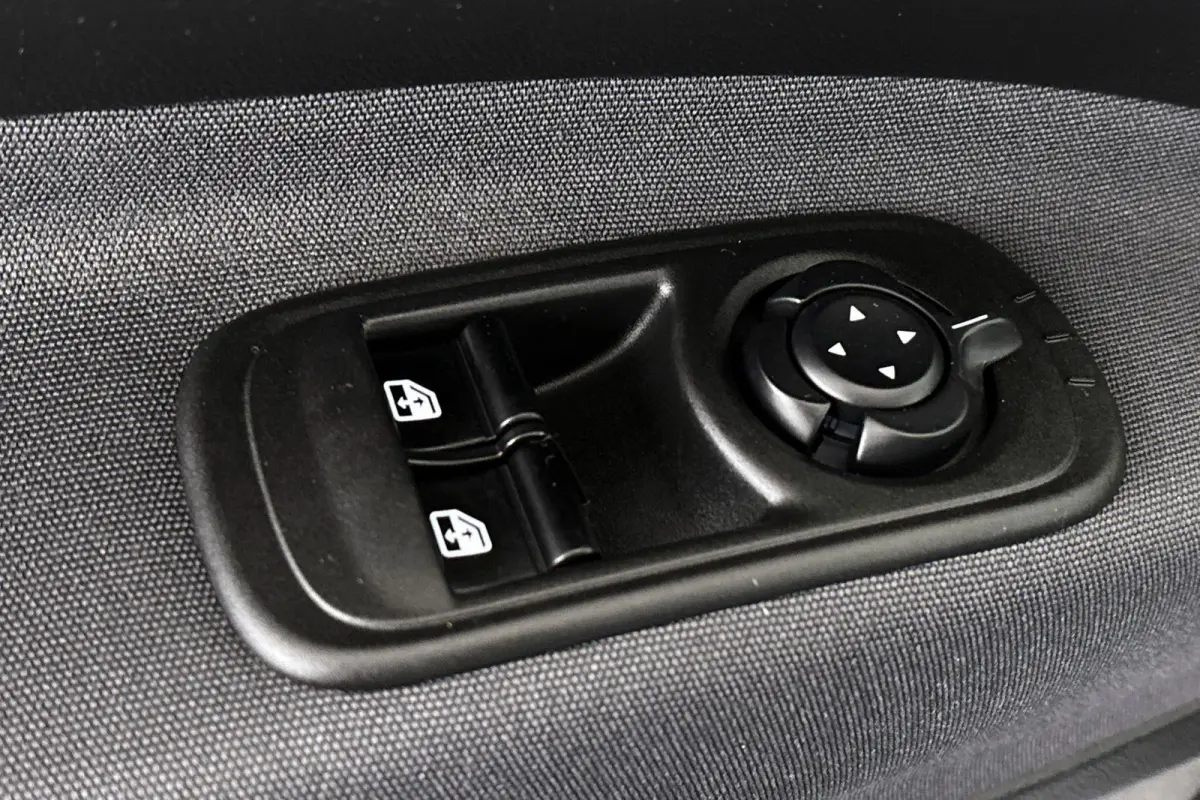 Icon 42 kWh LED Camera Keyless Apple CarPlay