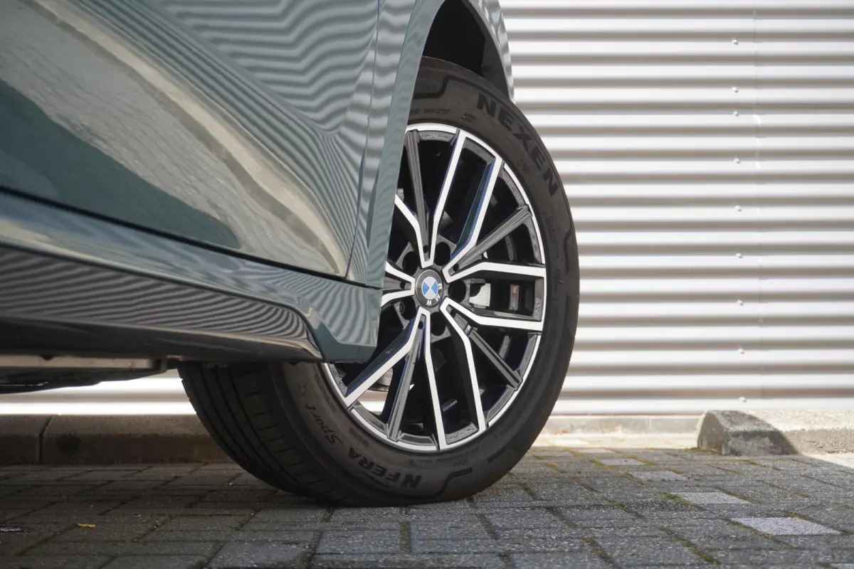 eDrive20 | SoH 100% | M Sportpakket | Getinte ramen | 18 inch LM-Velgen | Achteruitrijcamera | Actiefstoelen voor | Elektrisch verwarmde voorstoelen
